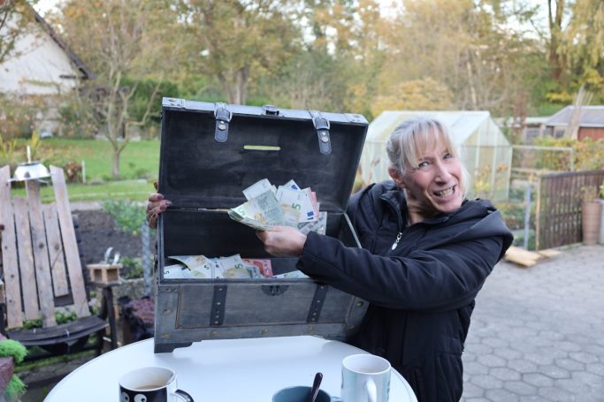 Geld Übergabe Halloween 2024